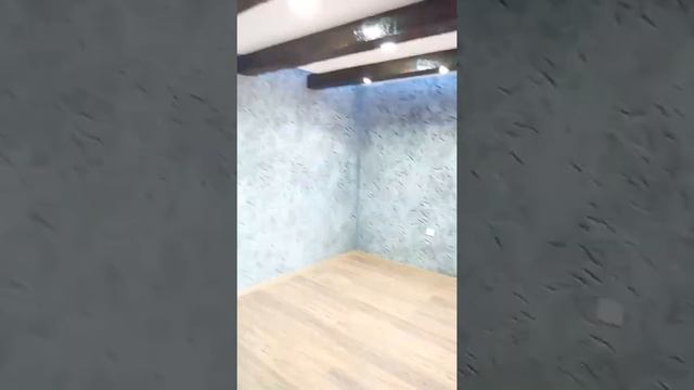комната стены под скалу подоконники и фальш балки под дерево