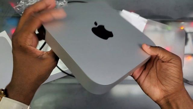 M1 Mac Mini | Unboxing and First Look (Windows User Unboxes His First Mac!)