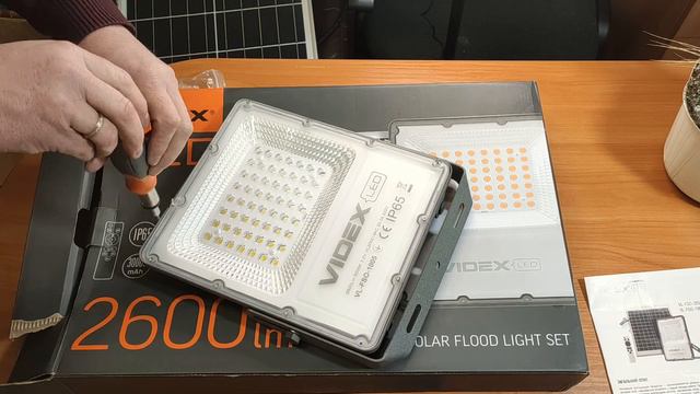 качественный LED прожектор на солнечной батарее  videx 30W 5000K