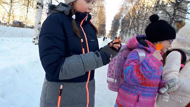 Раздача валентинок