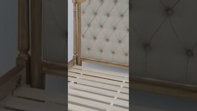 Деревянная кровать в французском стиле в цвете шато