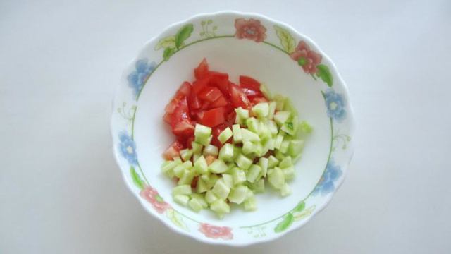 Салат с пекинской капустой, помидором и огурцом