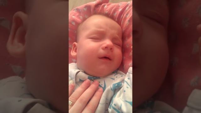Малыш плачет во сне