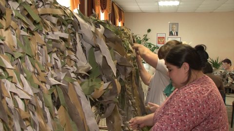 Неравнодушные жители села Валуй уже несколько месяцев осваивают плетение маскировочных сетей