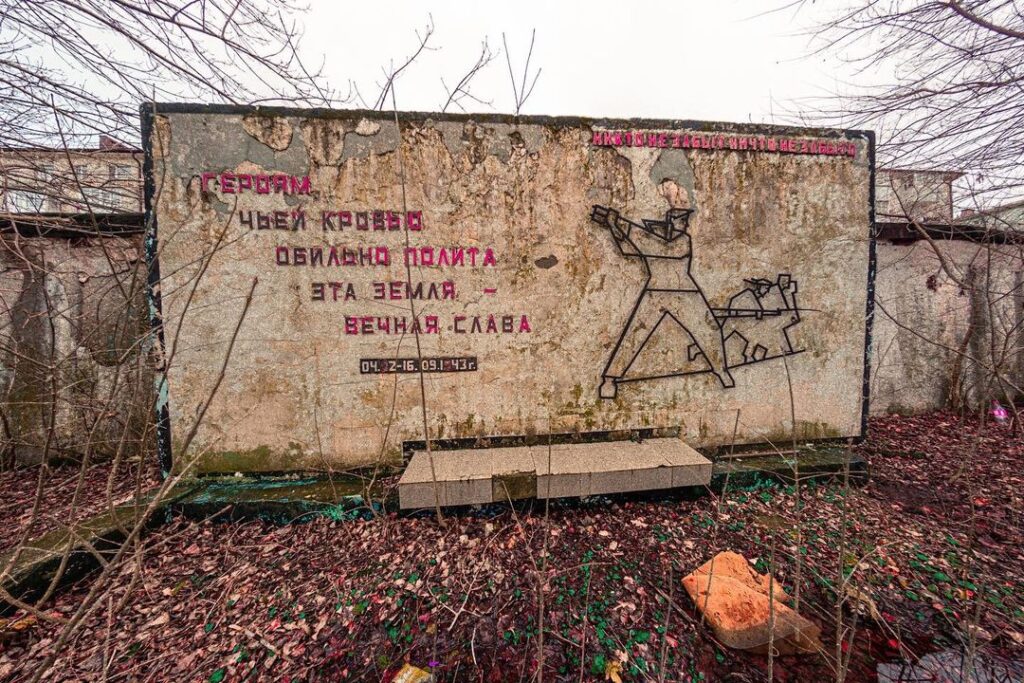 Одинокий монумент  Андрей Цухлов