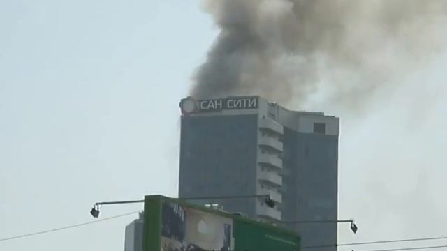 Горит фасад ТРЦ "Сан-Сити" Новосибирск