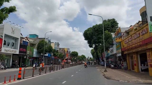 Living in HCMC Vietnam | LOCAL district for EXPATS | Lifestyle, Housing, Costs, Pros and Cons