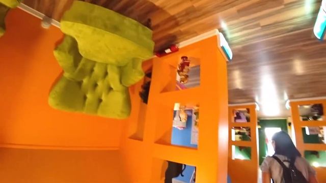 Алиса гуляет вверх ногами Дом перевертыш Дом вверх дном
