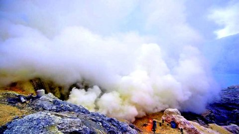 Туристка упала в кратер вулкана из-за длинной юбки