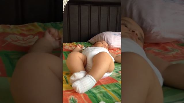 Балуемся с мамой на кровати. Любим позировать перед камерой.