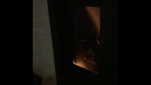 Коптится стекло у печи-камина