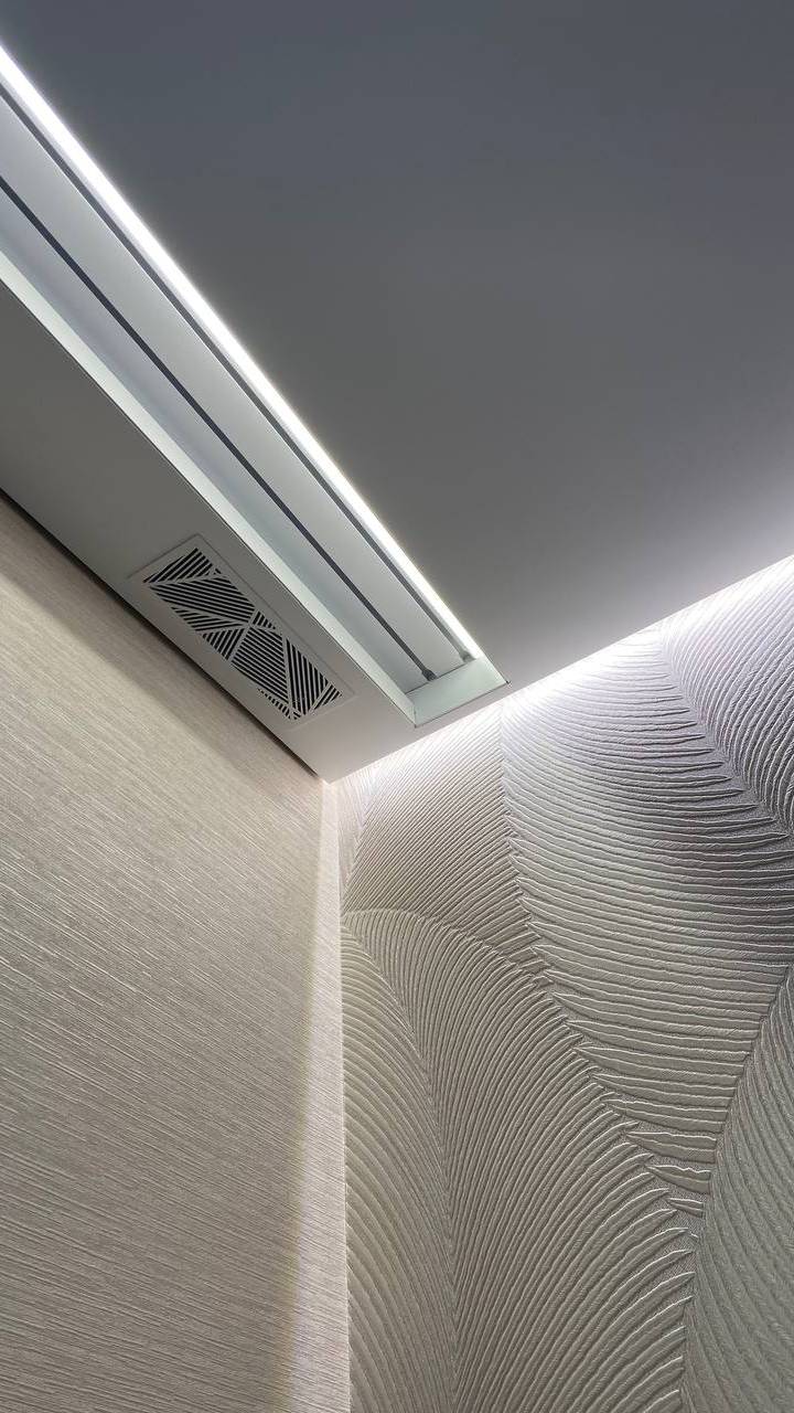 Скрытый карниз SK Lumfer с подсветкой, готовое конструкция для интеграции в натяжной потолок.