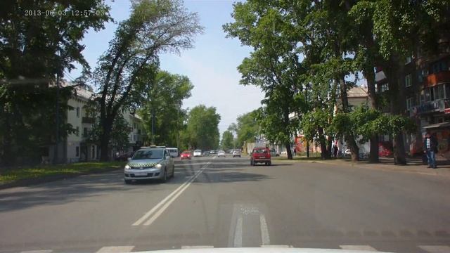 нива не уступает пешеходам.Абакан ул.Чертыгашева