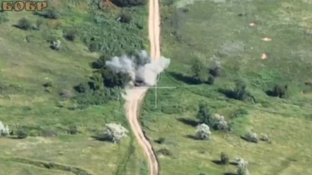 ??FPV-дрон уничтожает внедорожник Хамви укронацистов