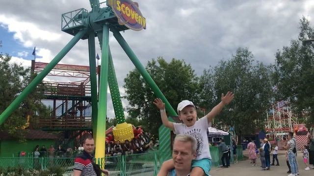 В парке «Сказка» папа и Ульяна на аттракционе «солнышко»