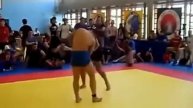 прикол в спорте!Во время борьбы борец устраивает драку