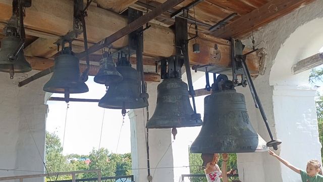 Звон колоколов на колокольне Спасо-Преображенского собора в Угличе.