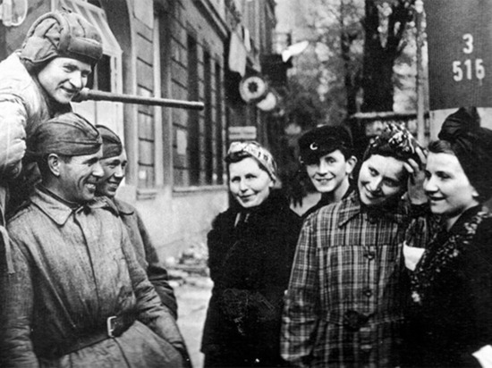 Советские солдаты и немецкие девушки
