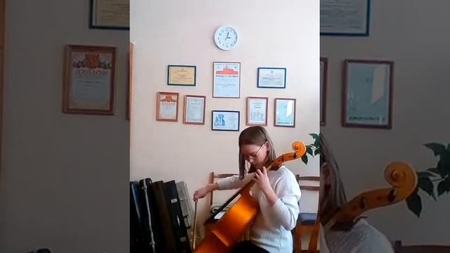 Юная виолончелистка.