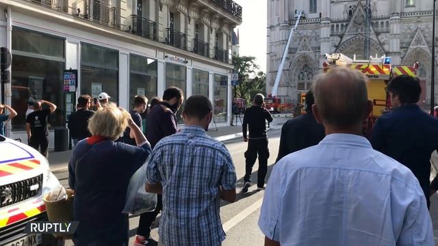 Собор Петра и Павла 15 века горел в Нанте Франция