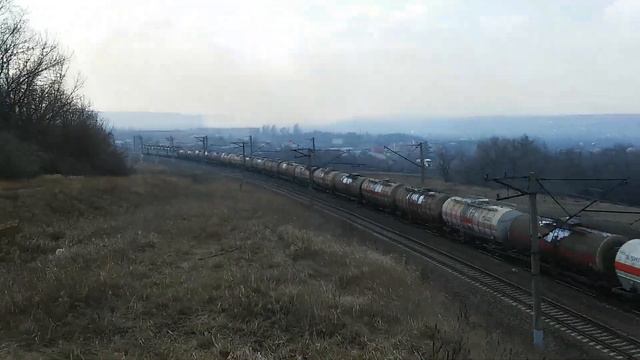 Тяжёлый наливной товарняк под тягой двух ВЛ80с по СМЕ  Апрельский ветер трясёт и шатает