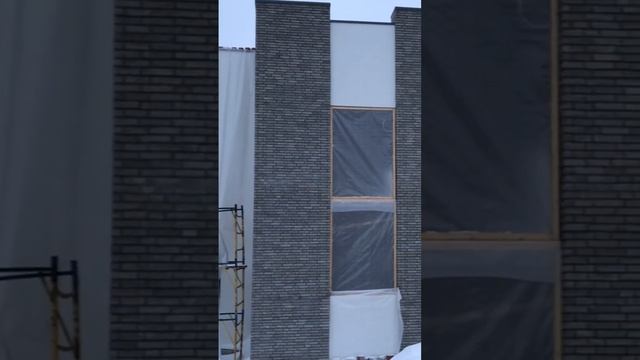 Фасад облицованный кирпичом ручной формовки.