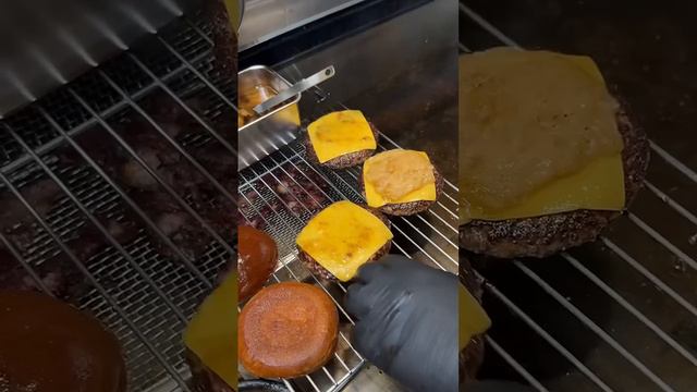 Роскошный и сочный бургер с беконом Вагю 🍔. https://t.me/WORLDSTREETFOOD2024