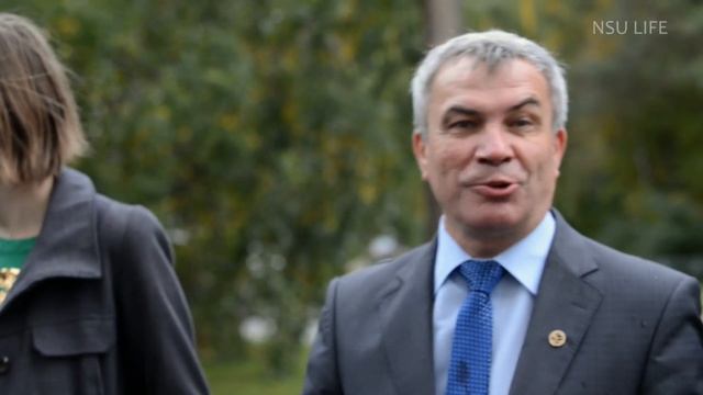 Флешмоб "Обними НГУ"