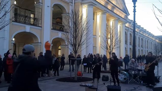 Танцуешь, поёшь? Что ты делаешь на Невском? Дело было в Питере.  Жизнь других.  2022г.
