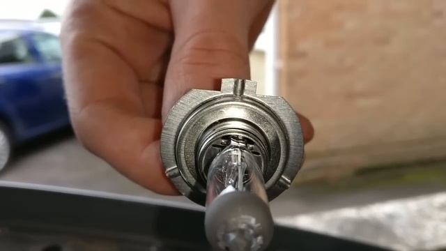 How to replace front light bulbs - BMW 1 Series