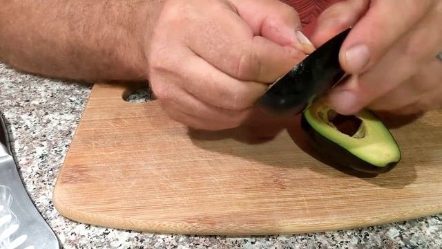 Пробуем авокадо со съедобной кожурой. Сорт Mexicola.