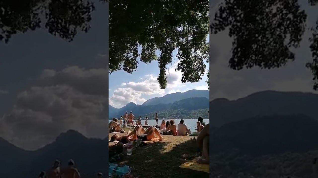 Альпийское озеро. Франция. Лето 2022. Выходной на пляже.