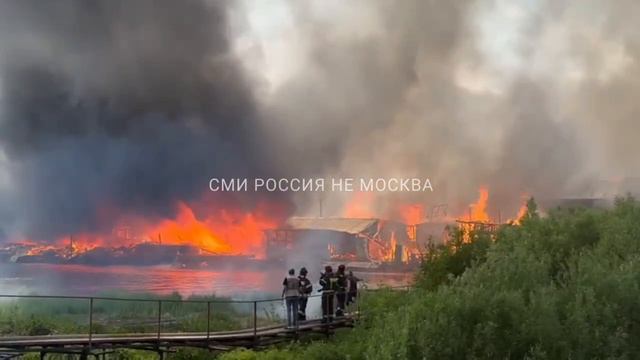 Лодочный посёлок сгорел в Дубне Московской области. Огонь уничтожил 20 лодочных гаражей
