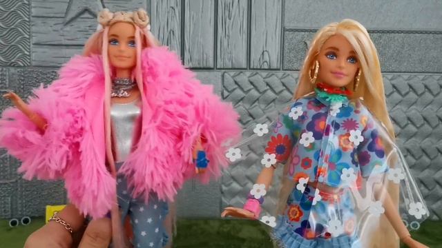 Comparison between Barbie Extra Doll #3 and Doll #12