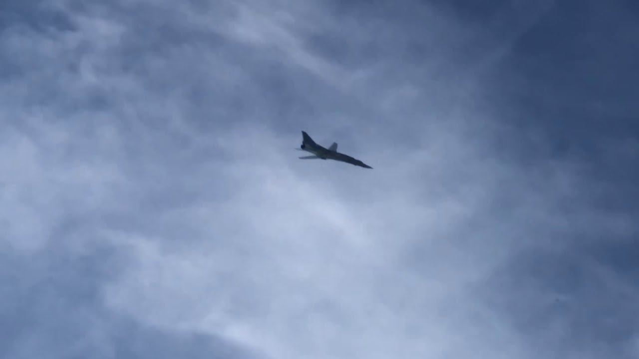 И задолбают летать железные птицы над головой...