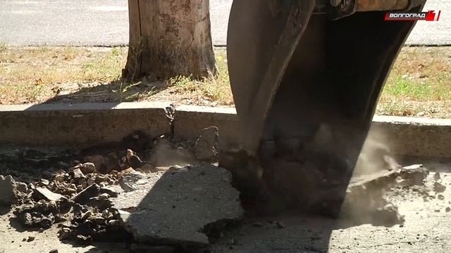 Во дворе гимназии  14  восстанавливают дорожное покрытие