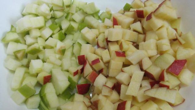 Яблочный салат с кизилом