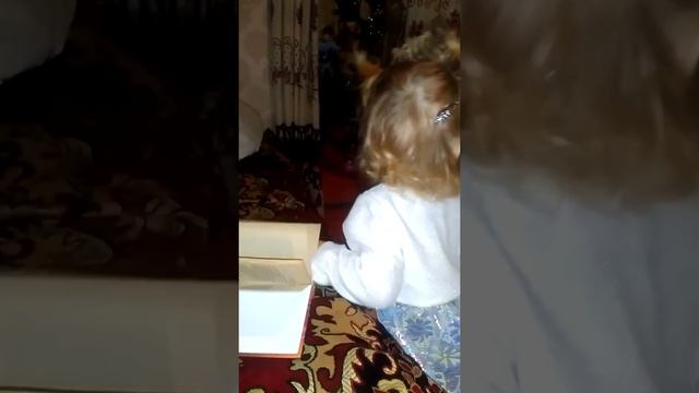 Алёнка читает книгу