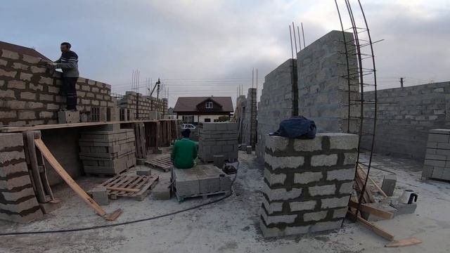 21 завершаем кладку, льем перемычки над дверьми и окнами