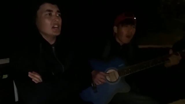 Киргизия песнь поет за гитара