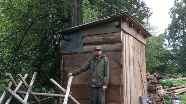 На хуторе появилась баня. Пробую столярничать и ремонтировать раму