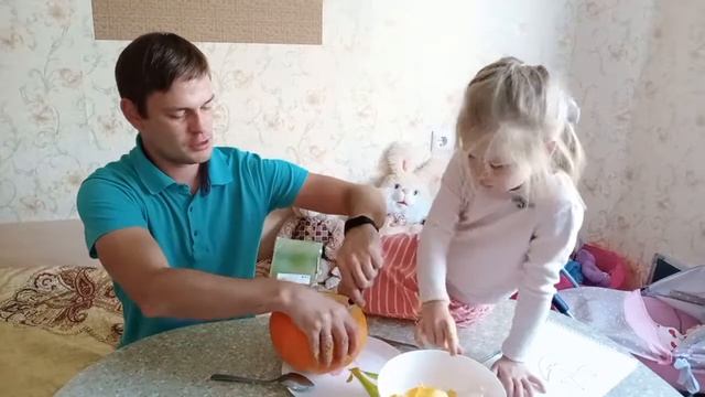 София делает тыкву на хэллоуин /Sofiichka