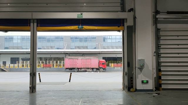 Self repairing and airtight zipper type high speed roll up door for warehouse or factory