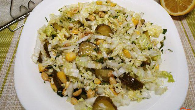 Салат с пекинской капустой и арахисом