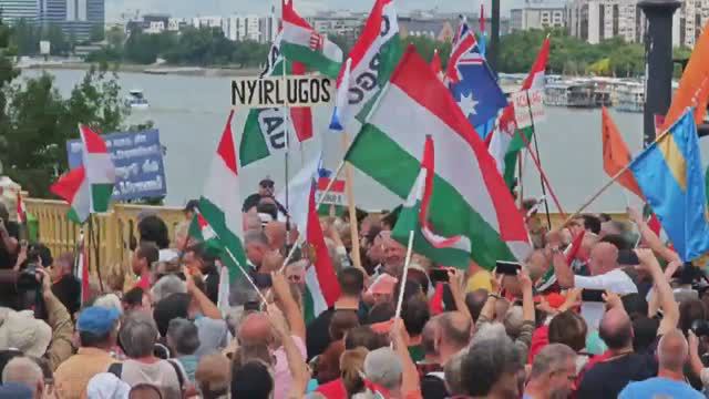 Будапешт вышел на «Марш мира»: В Венгрии проходит масштабная акция против политики НАТО