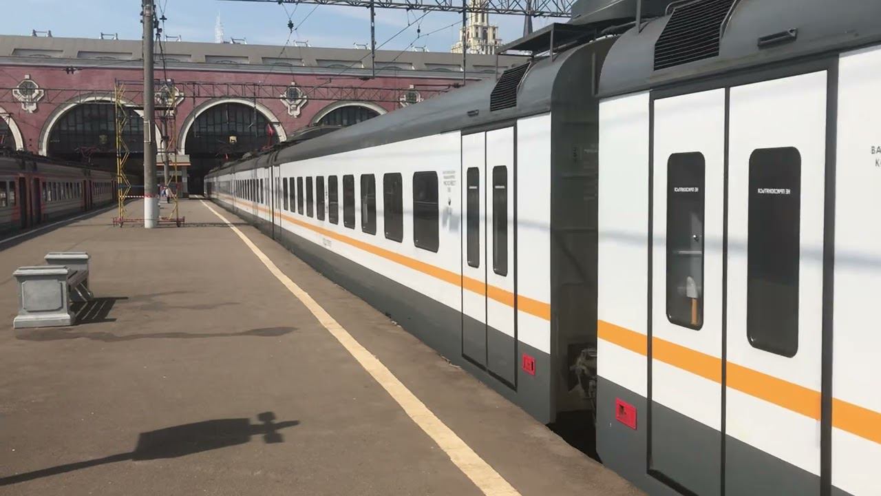 Электропоезд ЭП2Д сообщением Москва-Казанская -88 км отправляется с Казанского вокзала.
