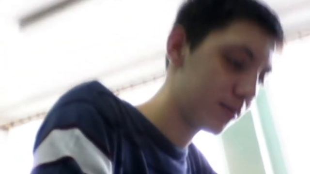 Парень смотрит на попки одноклассниц