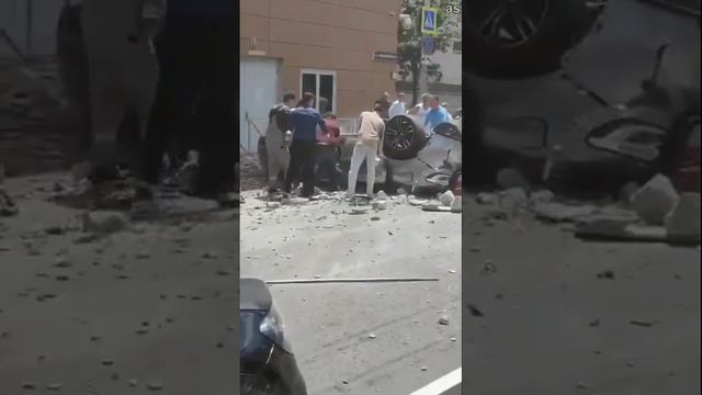 В Краснодаре с многоуровневой парковки в ТЦ "Галерея" рухнула машина