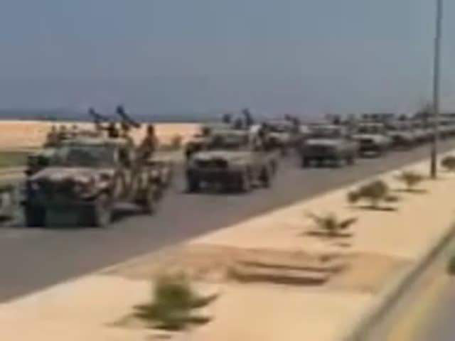 Огромное количество различной военной техники армии Каддафи едут на параде | Ливия