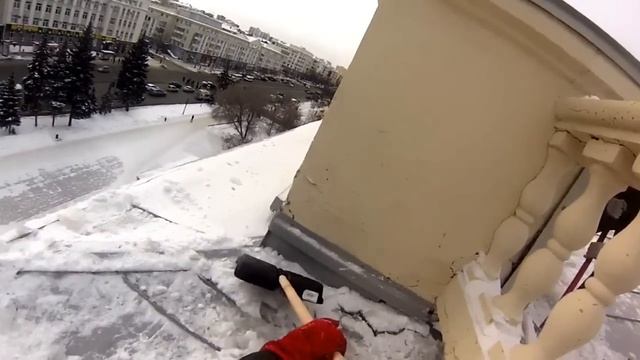 Очистка карниза от снега и льда
